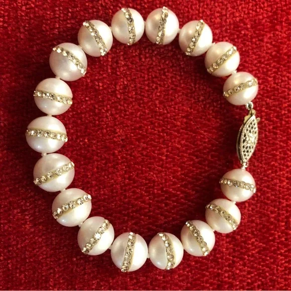 Elegant Pearl and Crystal Bracelet - Picture 1 of 10